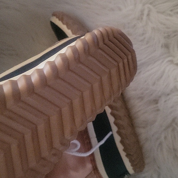 Sorel Women's Black and Tan Winter Boots - Picture 6 of 9